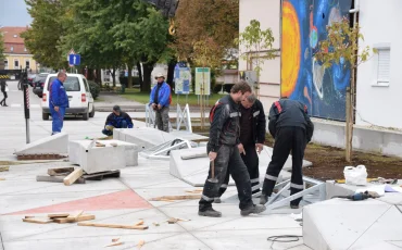 9 Trg maznica - postavljanje klupa - Javor Bojan Leš