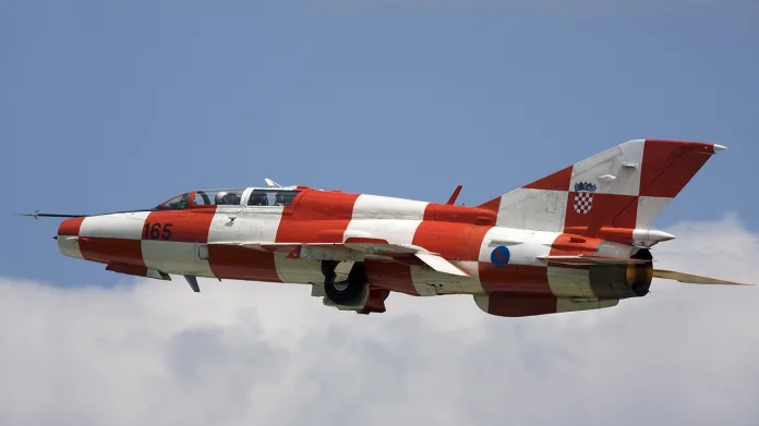 Croatian_Air_Force_Mikoyan-Gurevich_MiG-21UMD_Lofting-1