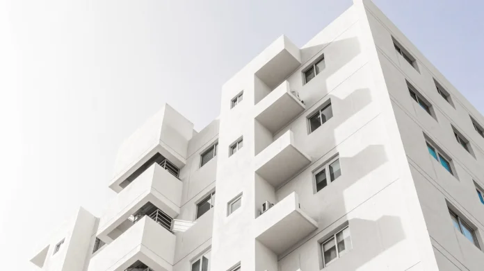 low-angle-shot-facade-white-modern-building-blue-clear-sky_1600x1064